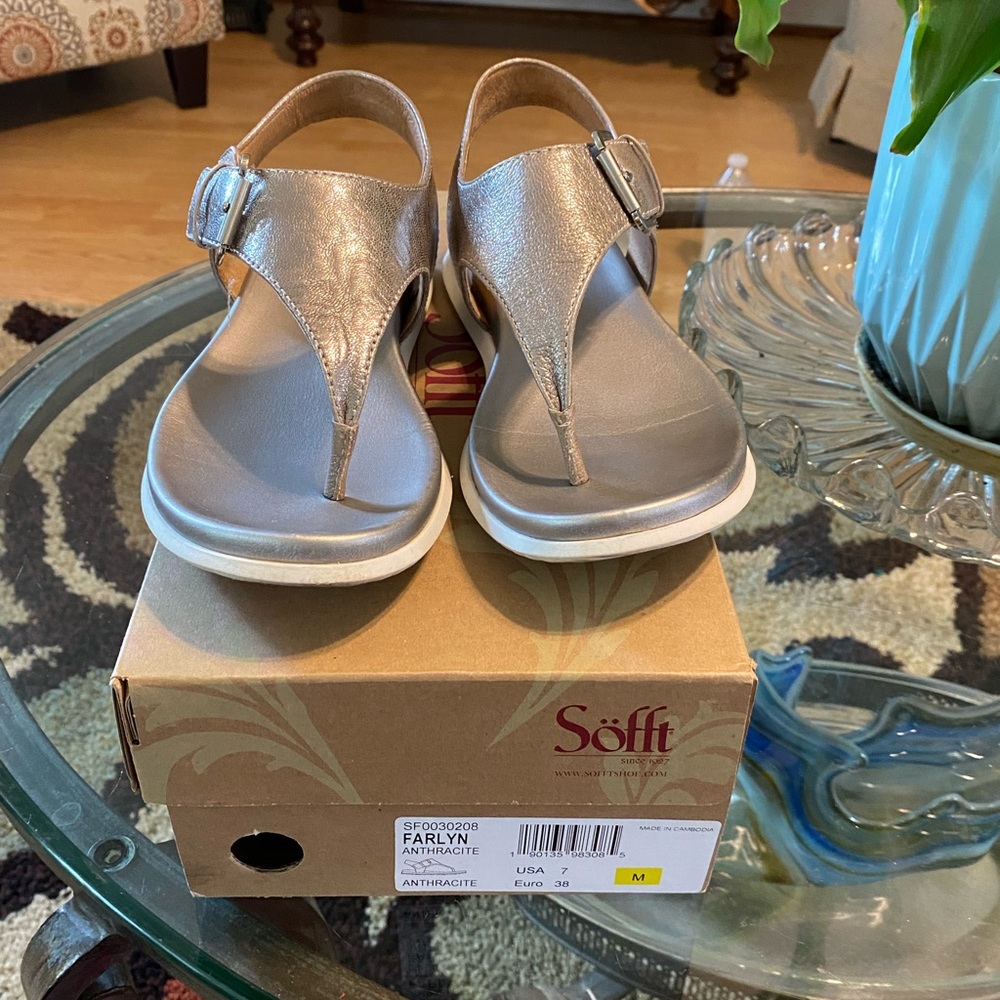 Sofft comfortable silver sandals